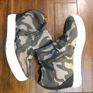 Not rated camo wedge size 9.5